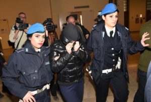 La studentessa bocconiana Martina Levato viene portata nell'aula delle direttissime del palazzo di Giustizia di Milano, 8 gennaio 2015. ANSA/DANIEL DAL ZENNARO