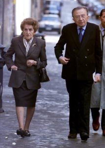 Il senatore Giulio Andreotti con la moglie Livia a Roma mentre si reca a votare in una foto d'archivio. ANSA/MAURIZIO BRAMBATTI