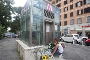 Fiori all'ingresso dell'ascensore della metro Furio Camillo il giorno dopo la morte del bambino di quattro anni. Roma, 10 luglio 2015. ANSA/CLAUDIO PERI