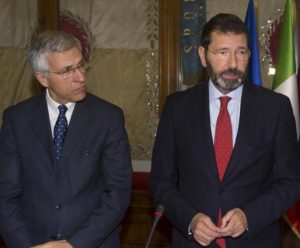 Il sindaco di Roma, Ignazio Marino (c), il vicesindaco Luigi Nieri (s) e un rappresentante del comitato di quartiere di Tor Sapienza, durante il punto stampa in Campidoglio al termine della riunione per l'emergenza sicurezza nel quartiere Tor Sapienza. Roma, 18 novembre 2014. ANSA/CLAUDIO PERI