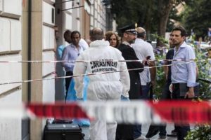 Inquirenti al lavoro sul luogo dove il titolare di una gioielleria del quartiere Prati a Roma è stato ucciso durante una rapina, 15 luglio 2015. ANSA/MASSIMO PERCOSSI