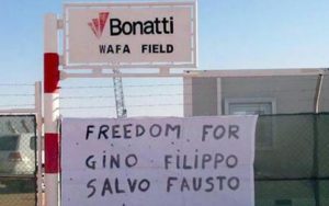 +++ ATTENZIONE LA FOTO NON PUO' ESSERE PUBBLICATA O RIPRODOTTA SENZA L'AUTORIZZAZIONE DELLA FONTE DI ORIGINE CUI SI RINVIA +++ ''Freedom for Gino, Filippo, Salvo e Fausto''. E' questo il messaggio apparso nel compound di Wafa, il secondo centro della Libia dove lavora l'azienda parmigiana della Bonatti. Lo striscione è stato fotografato e postato su facebook da alcuni colleghi dei quattro tecnici rapiti, fra di loro Manuel Bianchi che scrive ''Quello che è successo in Libia oggi poteva benissimo accadere a me fino ad un anno fa  ha commentato su facebook - Ci si reca in quei posti solo per lavorare e non per divertirsi; per farvi arrivare il gas con il quale vi riscaldate in inverno, con il quale vi raffreddate in estate (ebbene si) e con il quale vi fate da mangiare tutto l'anno. Per cui questa volta non ammetto "se la sono cercata", ma solo #Solidarietà''.