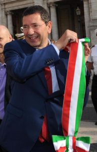 Il Sindaco di Roma, Ignazio Marino, si toglie la fascia tricolore sotto al Marco Aurelio in Piazza del Campidoglio, al termine della prima riunione della giunta, nella Sala delle Bandiere, Roma, 27 giugno 2013. ANSA / MAURIZIO BRAMBATTI