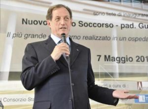 Il vice presidente e assessore alla Salute di Regione Lombardia, Mario Mantovani, interviene all'ospedale Policlinico di Milano, durante la cerimonia di inaugurazione del nuovo Pronto Soccorso, 7 maggio 2015. ANSA / US REGIONE LOMBARDIA +++ANSA PROVIDES ACCESS TO THIS HANDOUT PHOTO TO BE USED SOLELY TO ILLUSTRATE NEWS REPORTING OR COMMENTARY ON THE FACTS OR EVENTS DEPICTED IN THIS IMAGE; NO ARCHIVING; NO LICENSING+++