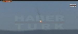 Secondo la Cnn Turca, il jet sarebbe stato abbattuto da aerei militari turchi per aver violato lo spazio aereo di Ankara. La tv Haberturk ha mostrato in un video il momento della caduta del velivolo in territorio siriano nel villaggio di Yamadi, nella zona di Latakia. ANSA/Haberturk ANSA PROVIDES ACCESS TO THIS HANDOUT PHOTO TO BE USED SOLELY TO ILLUSTRATE NEWS REPORTING OR COMMENTARY ON THE FACTS OR EVENTS DEPICTED IN THIS IMAGE; NO ARCHIVING; NO LICENSING