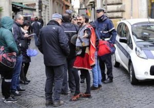 Un centurione fermato dalla polizia municipale a Fontana di Trevi a Roma, 26 novembre 2015. ANSA/GIORGIO ONORATI