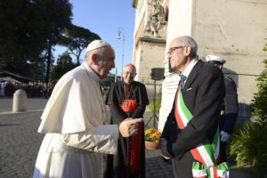 epa05006323 Pope Francis (L) talks with Prefect of Milan and new commissioner of Rome Francesco Paolo Tronca (R) as he arrives to celebrate a mass on All Saints' Day at the Verano cemetery in Rome, Italy, 01 November 2015. EPA/REUTERS POOL