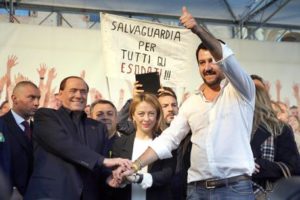 Il segretario della Lega Nord, Matteo Salvini (D), con Silvio Berlusconi e Giorgia Meloni sul palco allestito in Piazza Maggiore a  Bologna, 8 novembre 2015. ANSA/GIORGIO BENVENUTI