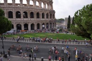 Turisti al Colosseo il giorno dopo lo stop per assemblea sindacale, Roma, 19 settembre 2015. Tourist at Colosseum the day after that thousands of tourists have been kept out of the Colosseum by a union meeting, prompting the culture minister to vow measures to make sure it doesn't happen again, Rome, 19 September 2015. ANSA / MAURIZIO BRAMBATTI