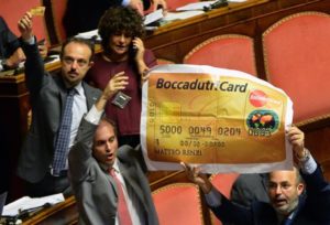 I senatori del M5S durante la discussione sul DDL Boccadutri sulla sanatoria al finanziamento pubblico ai partiti nell'aula del Senato a Roma 14 ottobre 2015. ANSA / MAURIZIO BRAMBATTI,