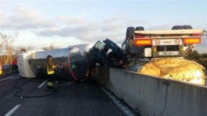 Vigili del fuoco al lavoro sul luogo dell'incidente stradale costato la vita a cinque persone, sulla superstrada tra Brindisi e Bari all'altezza di Fasano, il 12 dicembre 2015. ANSA/ US VIGILI DEL FUOCO +++ NO SALES - EDITORIAL USE ONLY +++