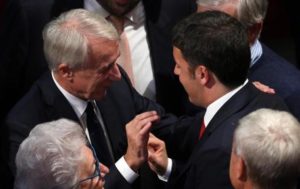 Il sindaco di Milano Giuliano Pisapia (sinistra) con il presidente del Consiglio Matteo Renzi, a margine dell'incontro "Expo Milano 2015 - l'impegno continua", Milano, 10 novembre 2015. ANSA / MATTEO BAZZI