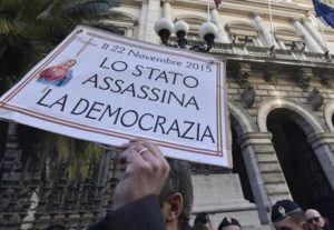 Un momento del sit-in di circa 200 risparmiatori delle banche coinvolte dal salva-banche, a pochi metri dalla sede di Bankitalia, Roma, 22 dicembre 2015. ANSA/ GIORGIO ONORATI