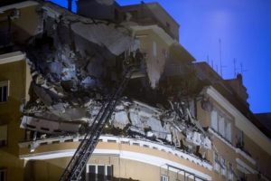 (ANSA) - ROMA, 22 GEN - Tre piani di un palazzo sono crollati questa notte sul lungotevere Flaminio a Roma. Il cedimento strutturale avrebbe interessato settimo, sesto e quinto piano di un edificio al civico 70, vicino al teatro Olimpico. ANSA/MASSIMO PERCOSSI