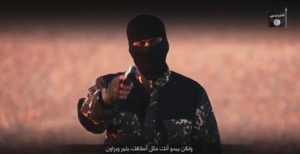 Un frame del video apparso sul sito internet Site in cui un miliziano dell'Isis sfida la Gran Bretagna e definisce David Cameron un "imbecille" per aver deciso di combattere lo Stato islamico. Nella sequenza vengono poi giustiziate cinque presunte "spie" accusate di lavorare per Londra. Roma, 3 gennaio 2016. ANSA/ YOUTUBE +++ NO SALES - EDITORIAL USE ONLY +++