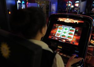 Giocatori alle slot machines in un'immagine d'archivio. ANSA/ FEDERICO GAMBARINI