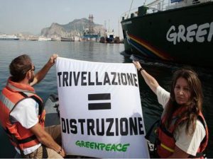 L'arrivo della Rainbow Warrior al porto di Palermo, 5 luglio 2014. Greenpeace denuncia oggi, in una conferenza stampa tenutasi sulla nave Rainbow Warrior, ormeggiata al porto di Palermo, le omissioni del decreto che ha sancito la compatibilità ambientale del nuovo progetto di trivellazioni nel Canale di Sicilia. ANSA / US GREENPEACE ++NO SALES EDITORIAL USE ONLY++