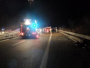 Il luogo dell'incidente sull'autostrada A1. Ancora tre giovani vite stroncate su una striscia di cemento. E' successo la notte scorsa, intorno a mezzanotte, sull'A1, poco lontano dall'uscita di Calenzano (Firenze). Qui erano diretti Daniele Stellini, 23 anni, di Vicchio, che era alla guida dell'auto, una Twingo, la sua fidanzata, Martina Ignesti, 21 anni, di Scarperia e Gaetano Gueli, 21 anni, nato a Caltagirone e residente a Gela ma da tempo trasferitosi con la famiglia a Borgo San Lorenzo. ANSA/CARLO FERRARO