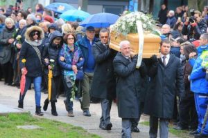 Il feretro di Giulio Regeni raggiunge la palestra dove sarà celebrata la funzione funebre, Fiumicello, 12 febbraio 2016. ANSA/ALBERTO LANCIA
