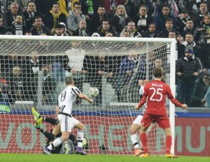 Bayern's forward Thomas Muller (R) scores the first goal of the UEFA Champions League Round of 16 first leg soccer match between Juventus FC and FC Bayern Monaco at Juventus Stadium in Turin, 23 February 2016. ANSA/ ANDREA DI MARCO