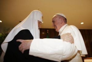 epa05157057 Pope Francis (R) and the Patriarch Kirill (L) of Moscow and All Russia, meet at Jose Marti international airport, in Havana, Cuba, 12 February 2016. Pope Francis and the leader of the Russian Orthodox Church, Patriarch Kirill, have met in Cuba in a major advance towards healing a 1,000-year-old rift between Roman Catholics and Orthodox Christians. EPA/Max Rossi/POOL