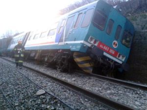 Una frana sui binari della linea ferroviaria Biella?Novara, causata dalle forti piogge delle ultime ore, ha fatto deragliare il treno regionale 4835 che da Biella viaggiava verso Novara, 28 febbraio 2016. Illesi i 13 passeggeri. L'incidente, tra Cossato e Rovasenda, ha provocato l'interruzione della circolazione ferroviaria sulla linea. ANSA/PAOLA GUABELLO