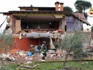 Vigili del Fuoco sul luogo dell'esplosione della villa di Sanremo dove era ospite Gabriel Garko, ricoverato in ospedale sotto choc. Nel crollo e' morta un'anziana. Sanremo, 1 febbraio 2016. ANSA/ US VIGILI DEL FUOCO +++ NO SALES - EDITORIAL USE ONLY +++
