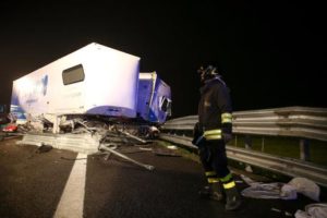 E' di almeno quattro morti e tre feriti il bilancio provvisorio dell'incidente che si è verificato verso le 23:30 di ieri sulla A21 tra Brescia Sud e Manerbio. Le squadre dei Vigili del fuoco stanno ancora operando tra le lamiere dei mezzi rimasti coinvolti. Un autotreno ha invaso la carreggiata opposta scontrandosi con almeno un pulmino con a bordo nove persone, che dalle prime informazioni avrebbero fatto parte di una band musicale.