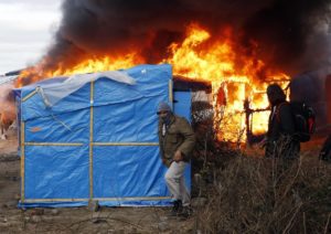 Campo migranti in fiamme