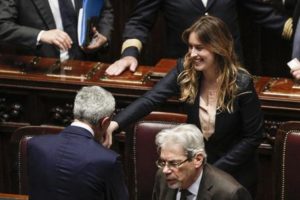 Abbracci e saluti per il MInistro delle Riforme Maria Elena Boschi alla Camera dei Deputati dopo il voto finale del disegno di legge sulle Riforme Costituzionali, Roma, 12 Aprile 2016. ANSA/ GIUSEPPE LAMI