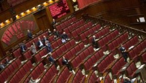 Un momento delle votazioni degli emendamenti con parte dell'emiciclo vuoto durante la giornata alla Camera, Roma, 13 Febbraio 2015. ANSA/CLAUDIO PERI