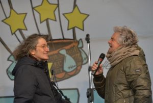 Beppe Grillo (D) e Gianroberto Casaleggio (S) sul palco in piazza della Vittoria per il terzo V-Day, 1 dicembre 2013 a Genova. ANSA/LUCA ZENNARO