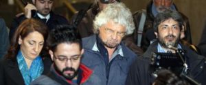 Beppe Grillo (C) al suo arrivo in treno a Milano dopo aver appreso stamani la notizia della morte di Gianroberto Casaleggio, 12 aprile 2016. Grillo è accompagnato da Roberto Fico (D), deputato e presidente della commissione di vigilanza Rai. ANSA/MATTEO BAZZI