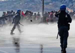 Renzi contestato a Napoli