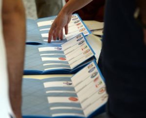 Un momento delle operazioni di scrutinio delle schede amministrative in un seggio di Pontedera, 26 Maggio 2014. ANSA/ STRINGER