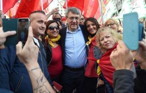 Il segretario nazionale della Fiom, Maurizio Landini (C), posa per una foto con alcuni manifestanti al corteo milanese nel giorno dello sciopero nazionale di Fiom, Fim e Uilm per il rinnovo del contratto nazionale dei metalmeccanici, Milano, 20 aprile 2016. ANSA/ DANIEL DAL ZENNARO