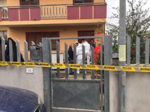 Inquirenti all'esterno dell'abitazione dove sono stati trovati i cadaveri di due coniugi, Settimo San Pietro (Cagliari), 11 maggio 2016. Si tratta di Giuseppe Diana, di 67 anni, e Luciana Corgiolu, di 62. Secondo le prime indiscrezioni si tratterebbe di un duplice omicidio, anche se non è esclusa del tutto l'ipotesi di un omicidio-suicidio. ANSA/MANUEL SCORDO
