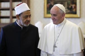 Pope Francis talks with Sheikh Ahmed Mohamed el-Tayeb (L), Egyptian Imam of al-Azhar Mosque, at the Vatican May 23, 2016. ANSA/POOL/REUTERS/Max Rossi