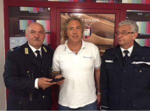 Tifoso Crotone trova 1700 euro persi da tifoso Entella dopo partita play off in stadio Svida