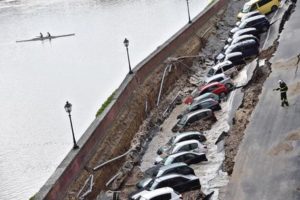 La voragine apertasi sul lungarno Torrigiani a Firenze, nei pressi di Ponte Vecchio, in pieno centro della città, 25 maggio 2016. ANSA / MAURIZIO DEGL'INNOCENTI