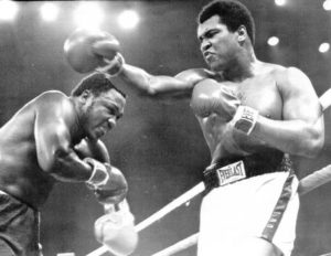 35 ANNI FA IL MATCH DEL SECOLO FRA ALI' E FRAZIER/ SPECIALE Due pesi massimi d'eccezione, Muhammad Ali (D) e Joe Frazier sul ring di Manila l'1 ottobre 1975. Nel 2004, a 60 anni suonati, i due vecchi rivali tornarono sul ring, da pensionati della boxe, per un servizio fotografico in occasione dei 50 anni della rivista americana Sports Illustrated. ANSA-ARCHIVIO/TO