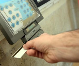 Un impiegato statale timbra il cartellino all'uscita del lavoro in una foto di archivio. ANSA/FRANCO SILVI