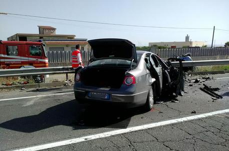 ++ Scontro frontale auto: vittime 5 giovani e 1 operaio ++