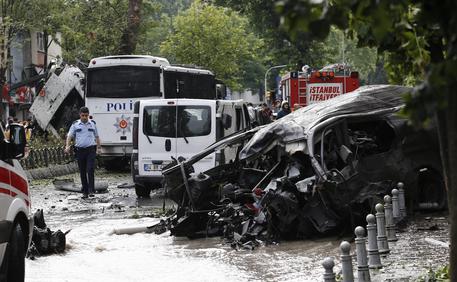 Bomb attack to police bus in central Istanbul