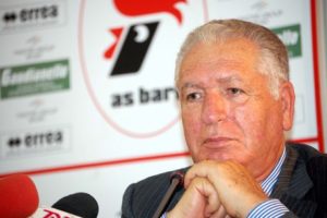 Il presidente del Bari, Vincenzo Matarrese, durante la conferenza stampa in una immagine del 23 giugno 2009 a Bari. Una bomba carta e' stata fatta scoppiare la scorsa notte dinanzi all'abitazione di Vincenzo Matarrese, presidente del Bari calcio. Lo ha reso noto lo stesso Matarrese che ha denunciato di essere stato contestato verso l'una di notte da un gruppo di tifosi. ''La scorsa notte verso l'una e mezza - ha raccontato Matarrese - un gruppetto di ubriachi e' venuto sotto casa mia urlando contro di me e facendo scoppiare una bomba carta. E' un atto ignobile, non meritiamo tutto questo''. ANSA/LUCA TURI