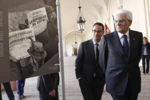 Il direttore Ansa Luigi Contu (s) e il presidente della Repubblica Sergio Mattarella al Quirinale durante inaugurazione mostra dell'Ansa ''2 giugno 1946''. Roma 31 Maggio 2016, ANSA/GIUSEPPE LAMI