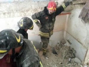 L'esplosione di una bombola di gas ha provocato un crollo all'interno di uno stabile di via Pupino, al civico 84, nel borgo di Taranto, 7 luglio 2015. ANSA/VIGILI DEL FUOCO TARANTO +++ ANSA PROVIDES ACCESS TO THIS HANDOUT PHOTO TO BE USED SOLELY TO ILLUSTRATE NEWS REPORTING OR COMMENTARY ON THE FACTS OR EVENTS DEPICTED IN THIS IMAGE; NO ARCHIVING; NO LICENSING +++