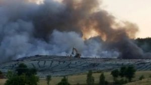 Il fumo che si leva alto da un incendio scoppiato in una discarica in località il Cassero, nel comune di Serravalle Pistoiese (Pistoia), sta creando problemi: i sindaci di Serravalle Pistoiese e di Monsummano Terme stanno avvisando i cittadini, con messaggi telefonici, di tenere chiuse le finestre delle loro abitazioni. Il fumo è visibile a distanza mentre i vigili del fuoco da circa tre ore sono al lavoro per spengere le fiamme. A circa 200 metri dalla discarica ci sono alcune case mentre a un chilometro ci sono gli abitati di Casalguidi e Cantagrillo, frazioni di Serravalle. Sul posto, insieme al sindaco di Serravalle, Patrizio Mungai, i tecnici di Pistoia Ambiente, la società che gestisce la discarica, i carabinieri, la polizia municipale. Sono in arrivo i tecnici dell'Arpat e dell'Asl.ANSA/Patrizio Ceccarelli