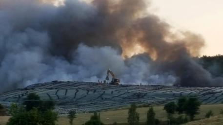 Incendi: rogo in discarica, invito a tenere chiuse finestre