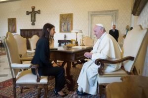 Papa Francesco durante un incontro con il sindaco di Roma Virginia Raggi, Città del Vaticano, 1 luglio 2016. ANSA/L'OSSERVATORE ROMANO ++HO -NO SALES EDITORIAL USE ONLY++